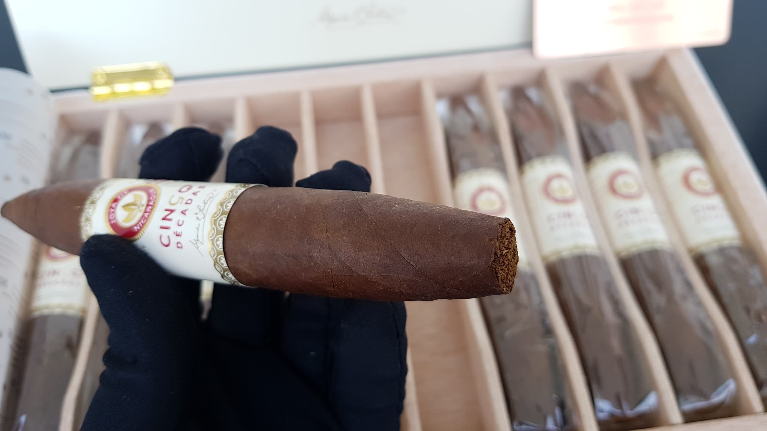 Xì gà Joya de Nicaragua Cinco Décadas Diadema 5 Kỳ Lân Luxury xi ga joya de nicaragua cinco de cadas diadema 29 Xì gà Joya de Nicaragua Cinco Décadas Diadema