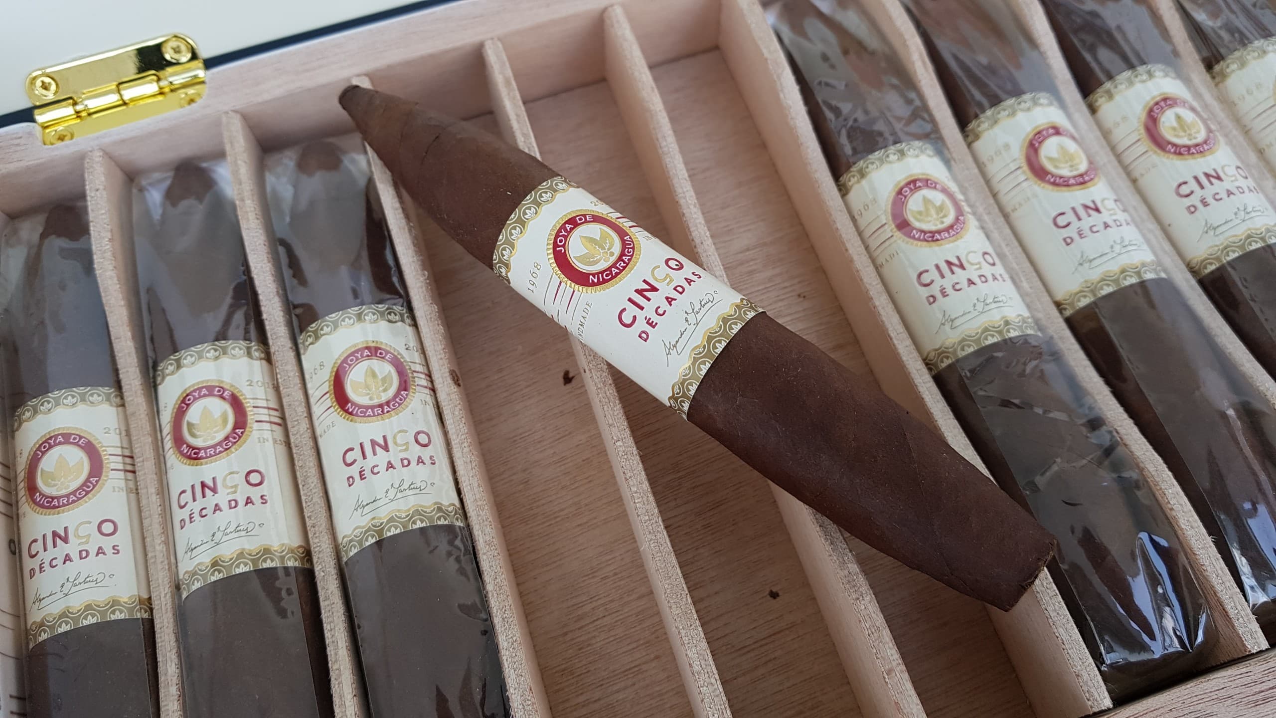 Xì gà Joya de Nicaragua Cinco Décadas Diadema 35 Kỳ Lân Luxury xi ga joya de nicaragua cinco de cadas diadema 4 Xì gà Joya de Nicaragua Cinco Décadas Diadema