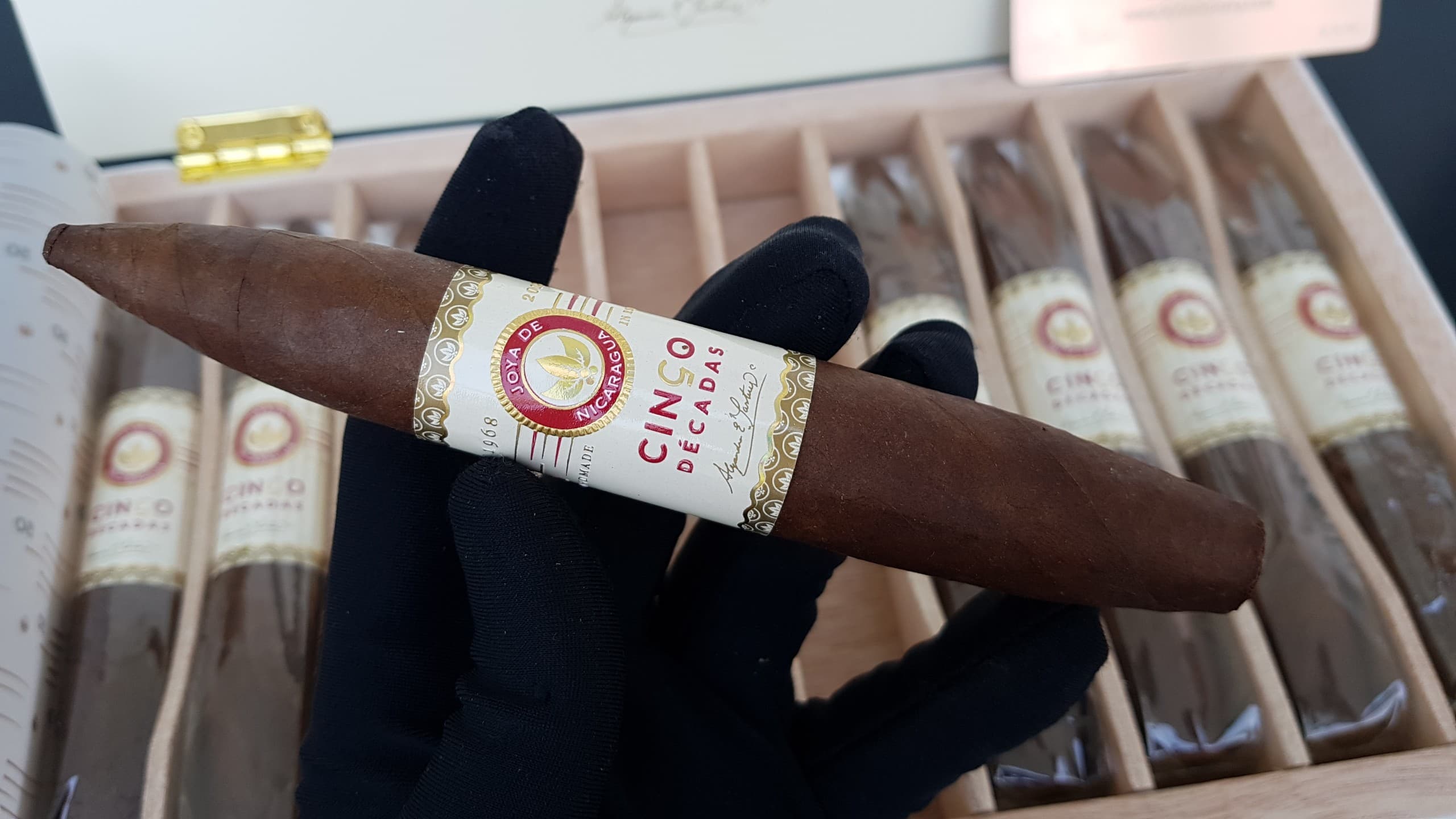 Xì gà Joya de Nicaragua Cinco Décadas Diadema 25 Kỳ Lân Luxury xi ga joya de nicaragua cinco de cadas diadema 8 Xì gà Joya de Nicaragua Cinco Décadas Diadema