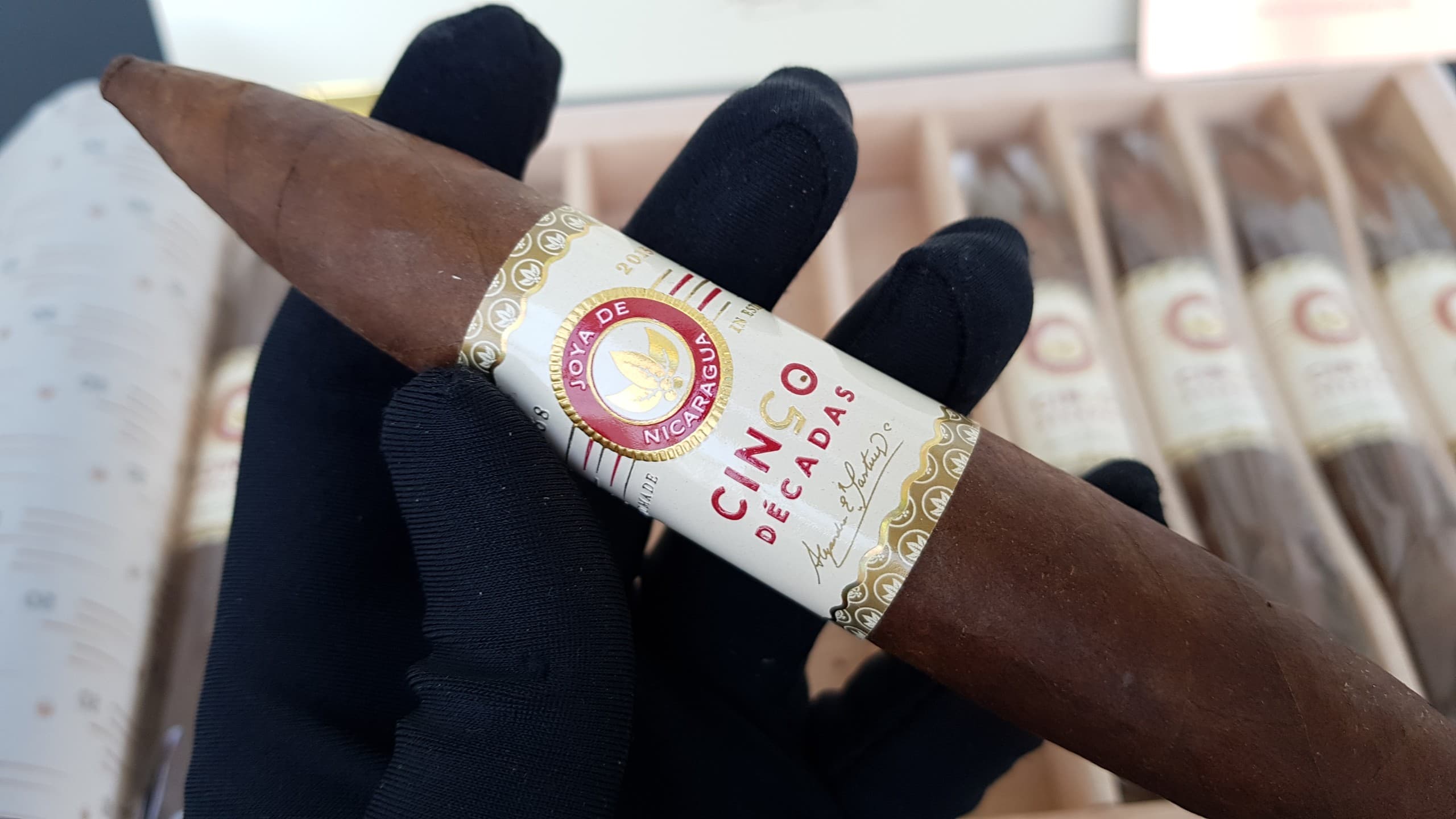 Xì gà Joya de Nicaragua Cinco Décadas Diadema 26 Kỳ Lân Luxury xi ga joya de nicaragua cinco de cadas diadema 9 Xì gà Joya de Nicaragua Cinco Décadas Diadema