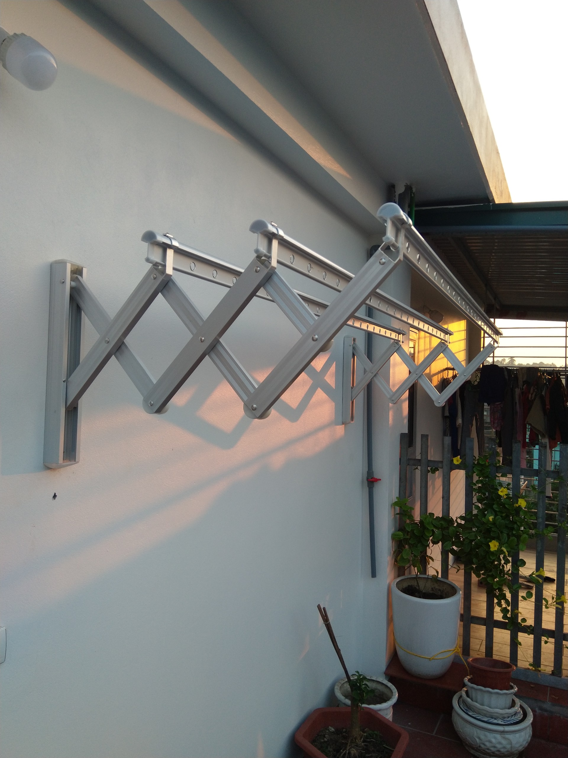 giàn phơi gắn tường thông minh