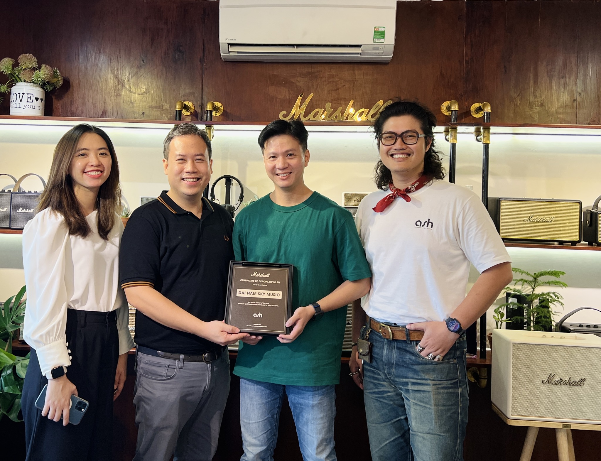 store Đại Nam Sky Music được chứng nhận là đại lý uỷ quyền Marshall từ Ash Asia Vietnam – Nhà phân phối loa và tai nghe Marshall chính hãng tại Việt Nam, ủy quyền bởi Marshall Group Certificate.