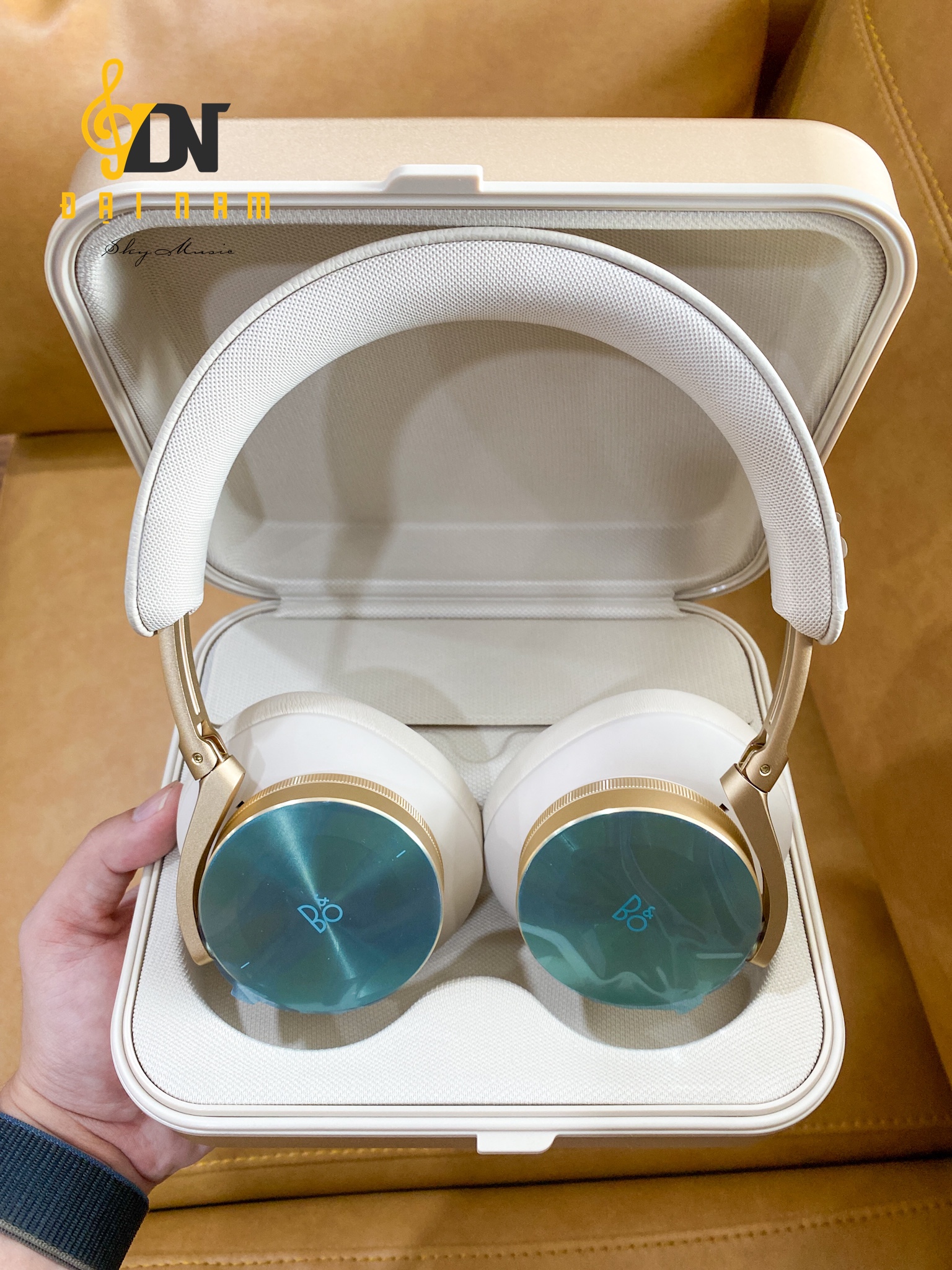 Hai mẫu tai nghe Beoplay H95 và Beoplay H100 của Bang & Olufsen