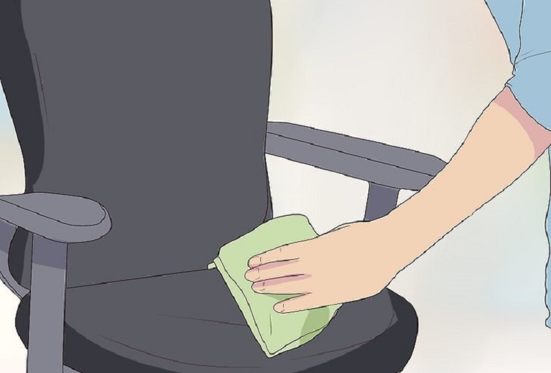 Vệ sinh ghế làm việc giúp loại bỏ mùi hôi cơ thể trên ghế