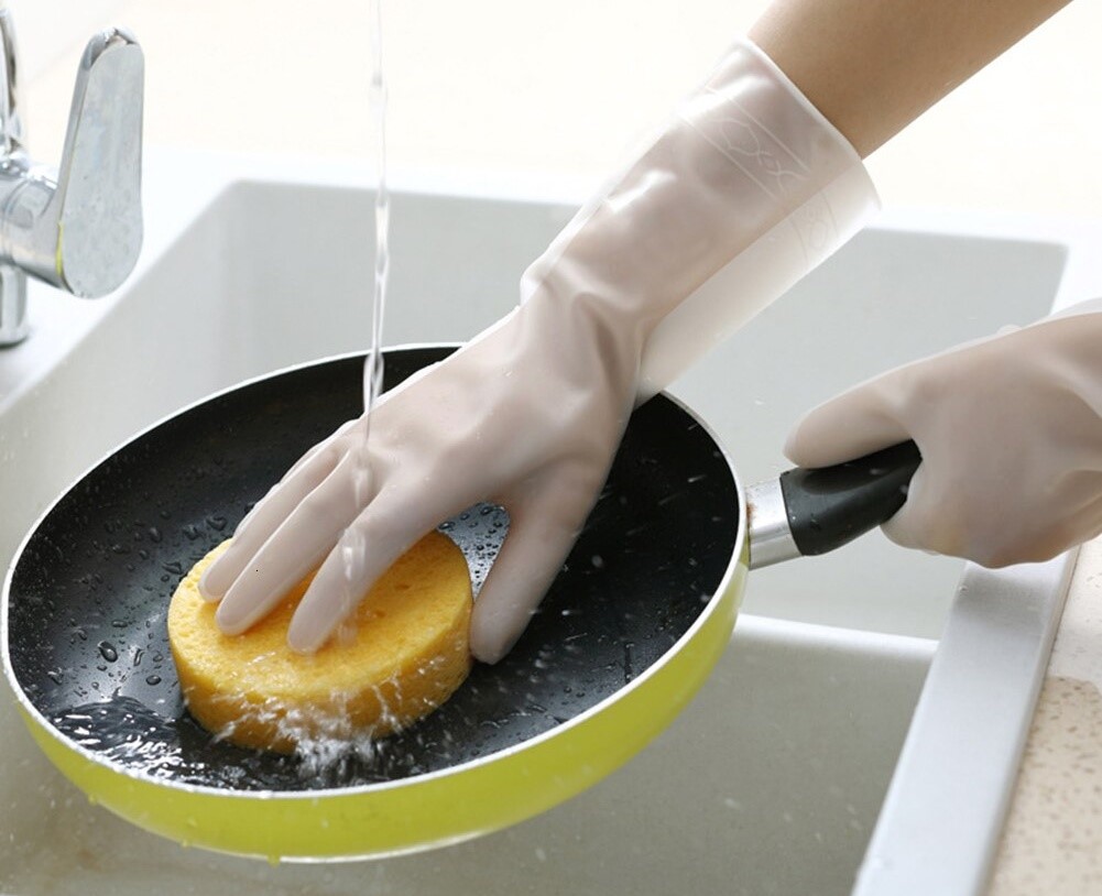 Mang găng tay khi tiếp xúc với các chất tẩy rửa (Nguồn ảnh: Internet)