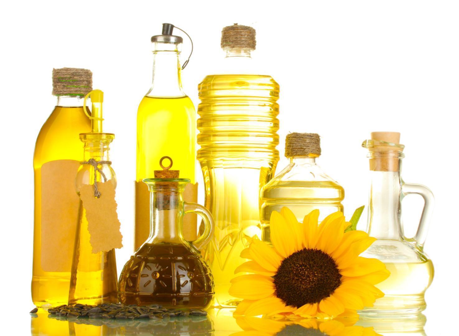 Mẹ nên chọn các loại tinh dầu massage có thành phần tự nhiên, mùi thơm nhẹ nhàng, mang cảm giác thư giãn. (Nguồn ảnh: Internet)