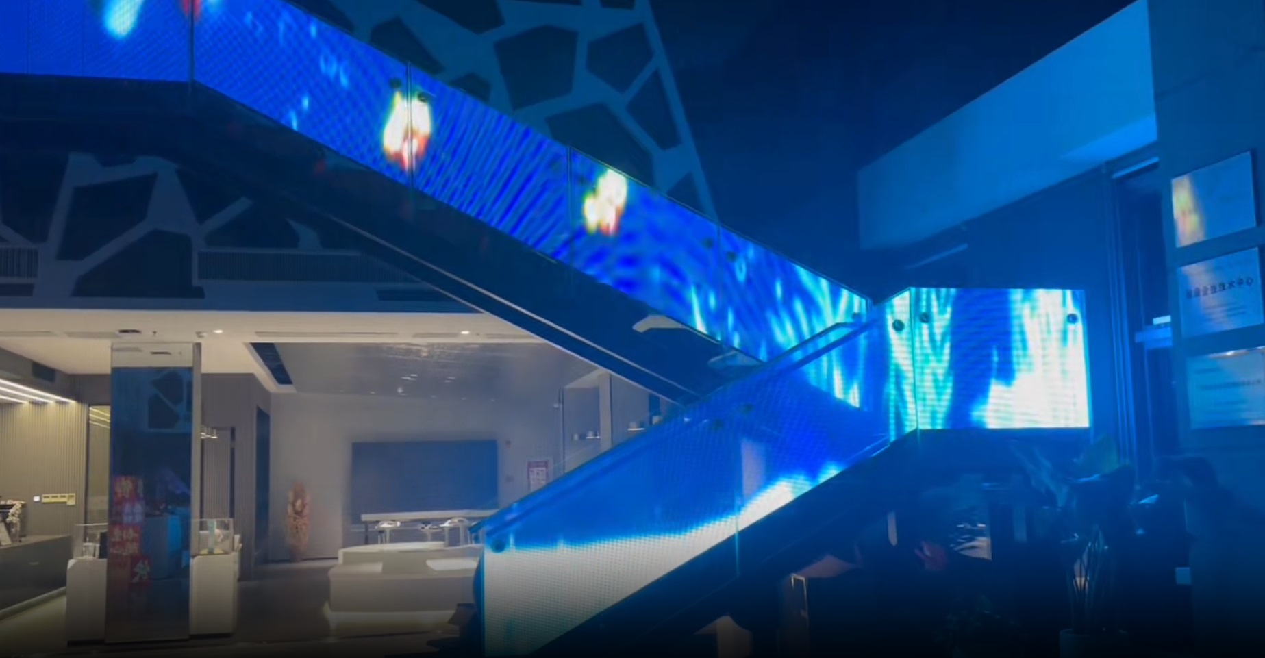 Led trong suot thang cuon