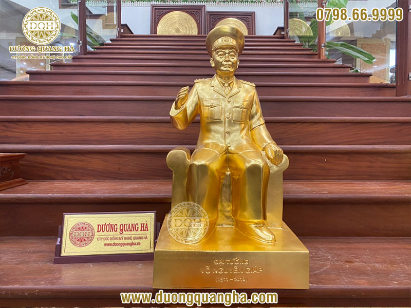 Tượng đồng Đại Tướng Võ Nguyên Giáp dát vàng 9999K