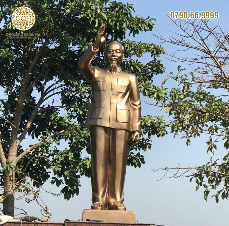 Tượng đài Bác Hồ bằng đồng vẫy tay chào bằng đồng cao 4m