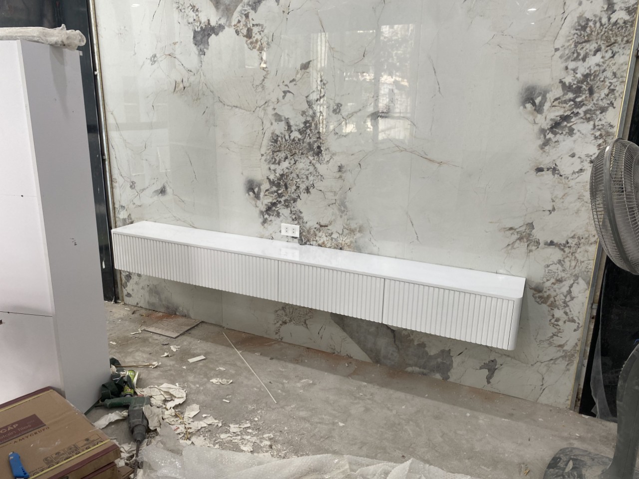 kệ-tivi-treo-tường-gỗ-công-nghiệp-màu-trắng-hiện-đại