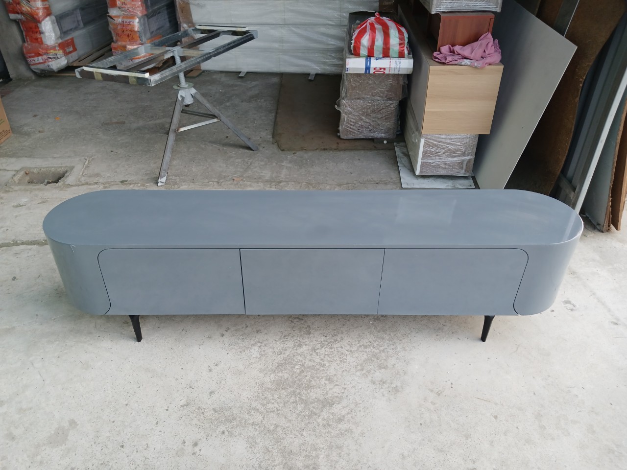 kệ-tivi-đặt-sàn-ghi-xám-180cm