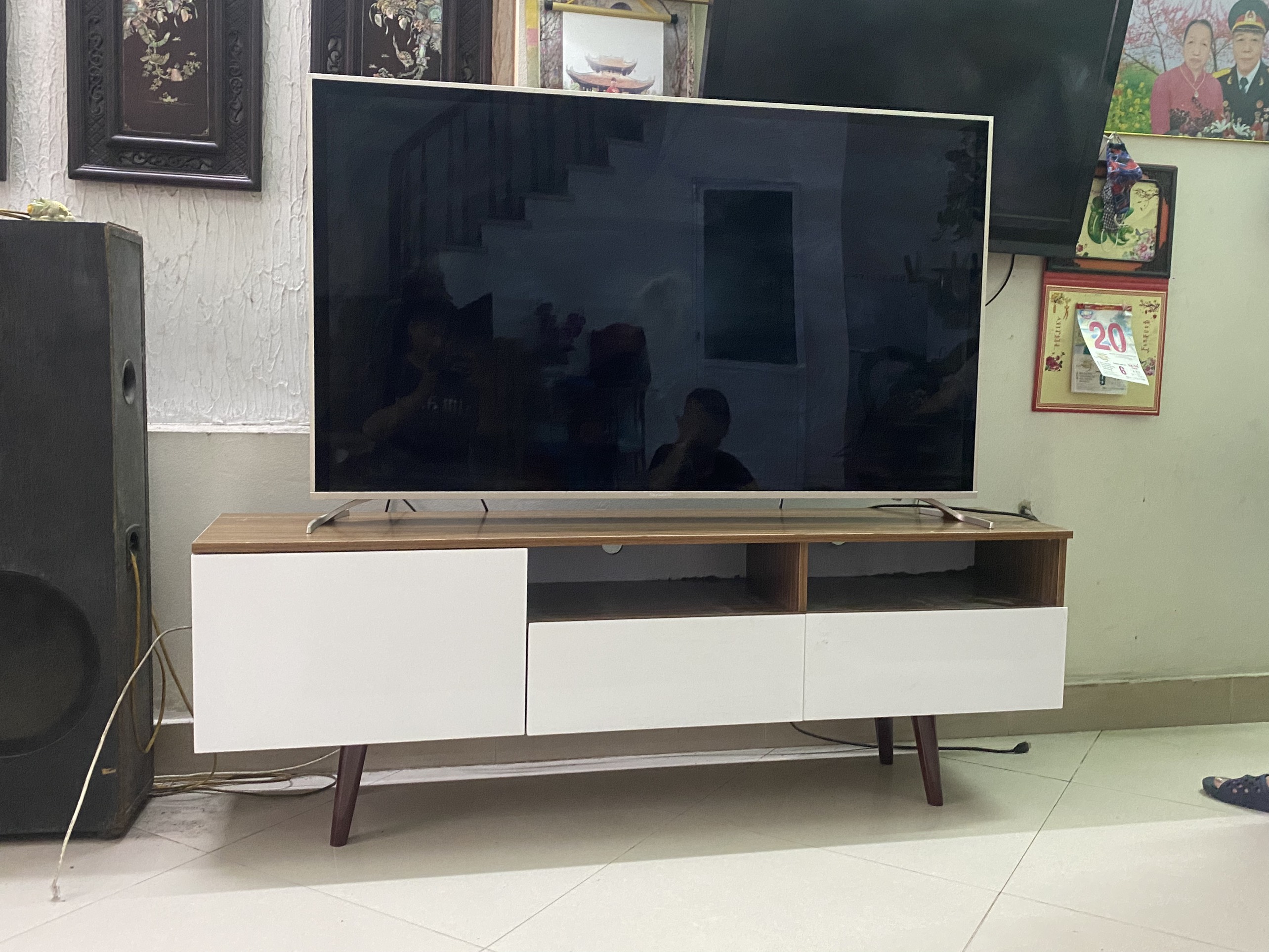 tủ-tivi-đặt-sàn-phòng-khách