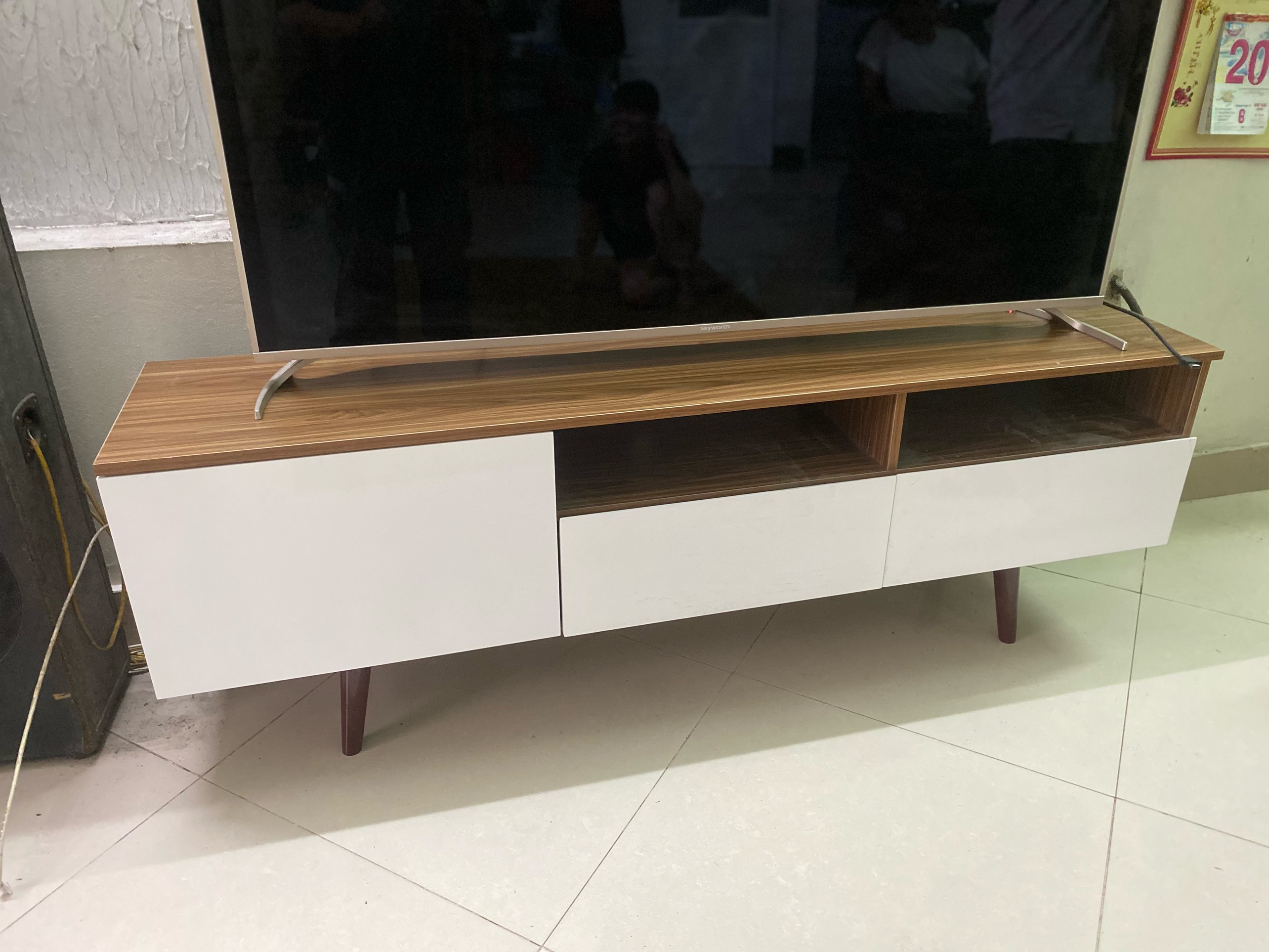 kệ-tivi-đặt-sàn-chung-cư