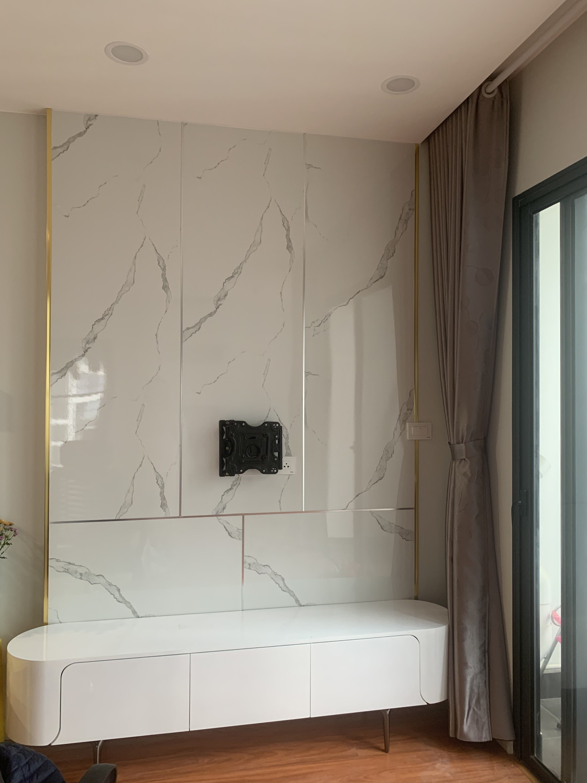 kệ-tivi-đặt-sàn-trắng-bo-góc-180cm