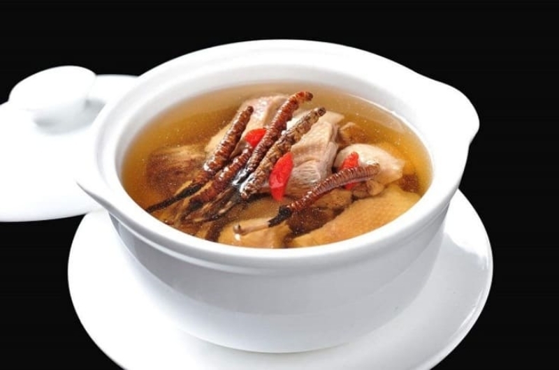 Canh gà hầm thuốc bắc cùng trùng thảo đại bổ