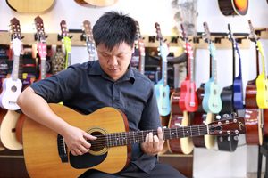 kiểm tra action đàn guitar