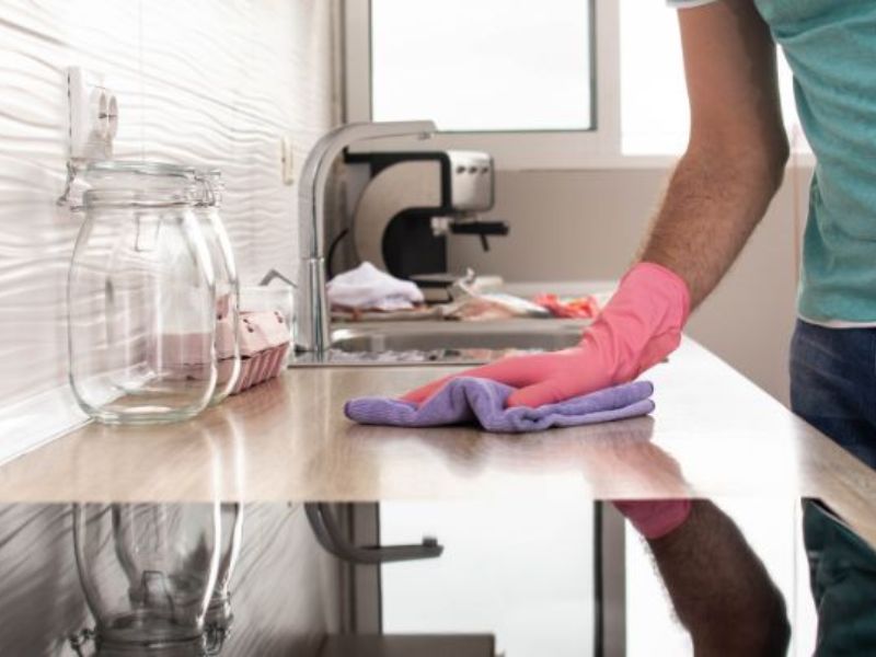 Chỉ vệ sinh bếp khi đã tắt điện và chảo và vùng nấu đã nguội.