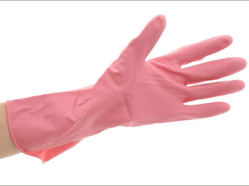 Đeo găng tay cao su khi vệ sinh máy