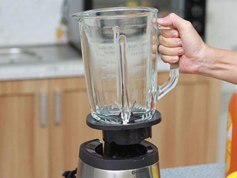 Mở nắp và kiểm tra bụi bẩn bên trong máy