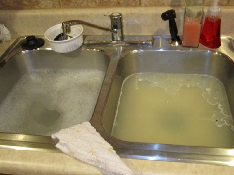 Nơi rửa chén bát cũng có nhiều thức ăn thừa và dầu mỡ tích tụ