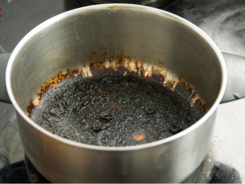 Đánh bật vết cặn của thức ăn cháy