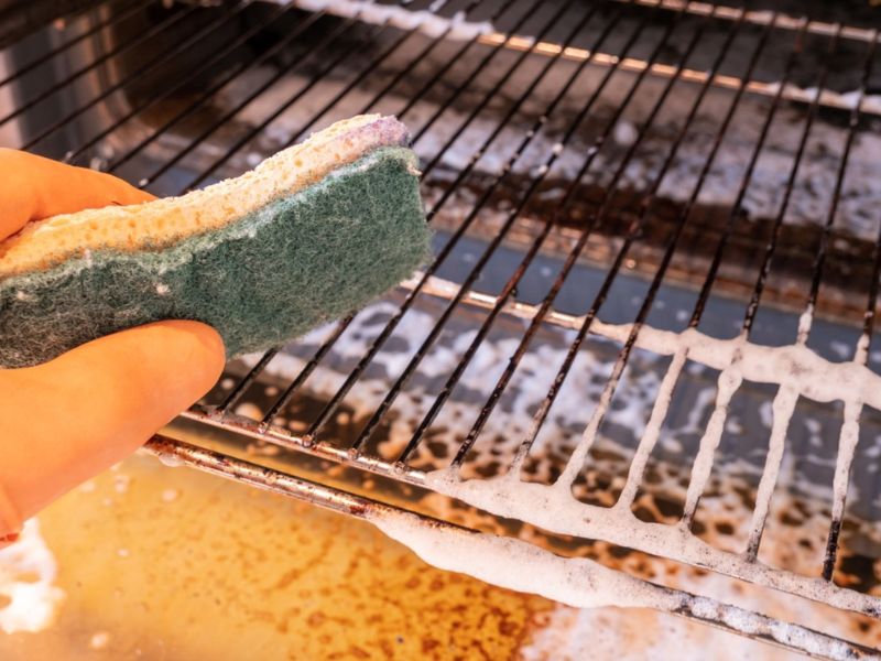 Lò hoặc bếp nướng là những nơi để lại vết bẩn rất nhiều
