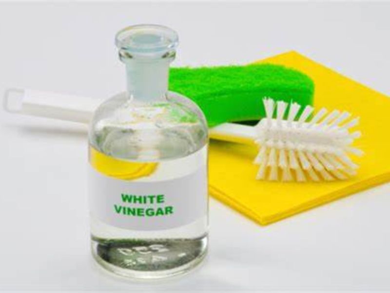 Loại bỏ vết ố vàng trên tường bằng giấm