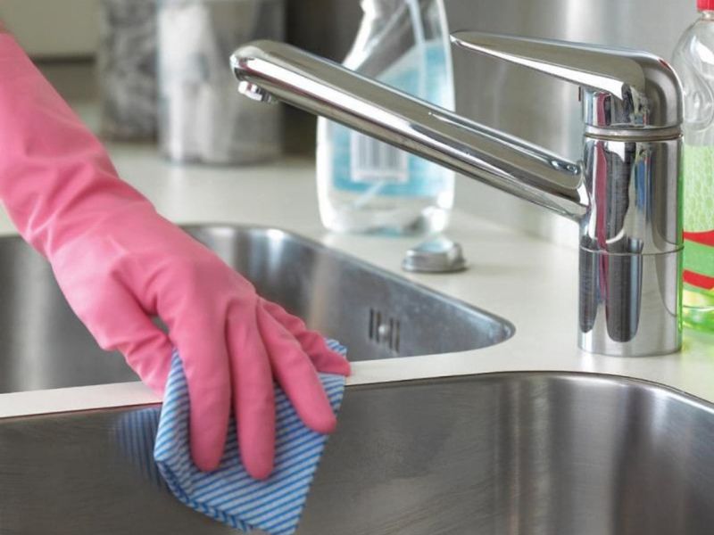 Để vệ sinh bồn rửa bát sạch sẽ cần chuẩn bị thêm gang tay, miếng rửa bát,…