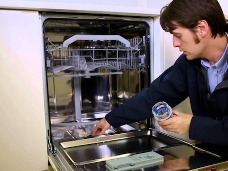 Vệ sinh lồng máy rửa chén giúp bảo vệ máy rửa chén