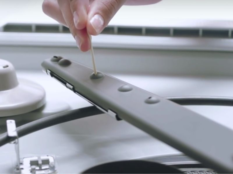 Vệ sinh tay phun nước giúp bảo vệ máy rửa chén