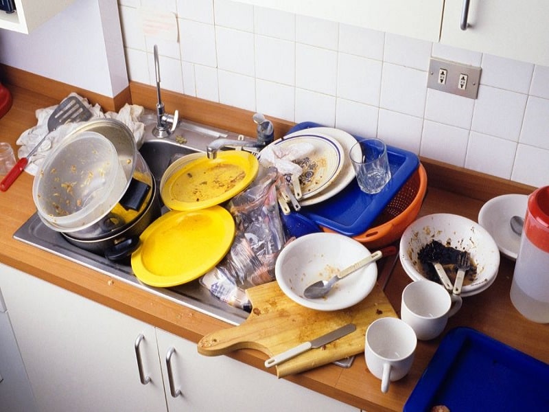 Nên phân loại bát đĩa trước khi rửa