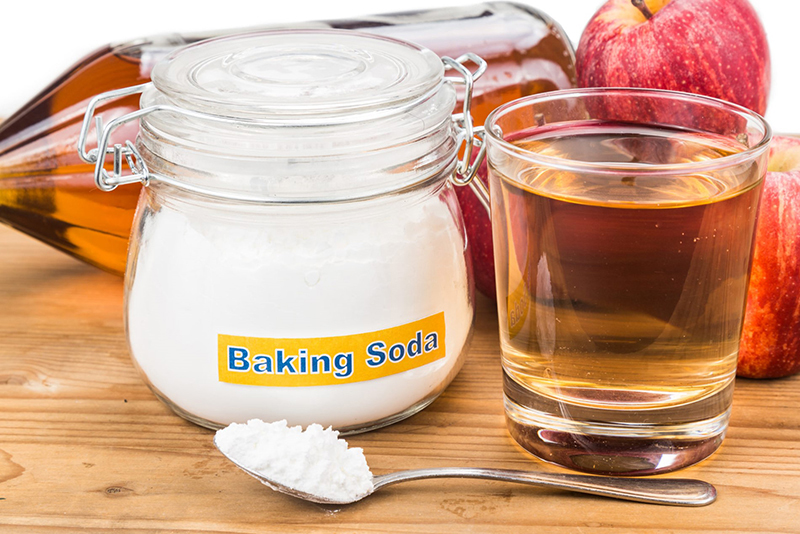 Baking soda và giấm ăn – khắc tinh của những vết dầu mỡ cứng đầu