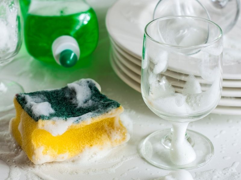 Chú ý khi làm sạch ly thủy tinh bằng nước rửa chén