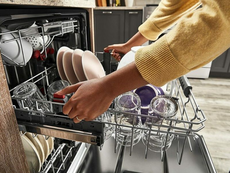 Hong khô cho chén dĩa sau khi đã rửa xong