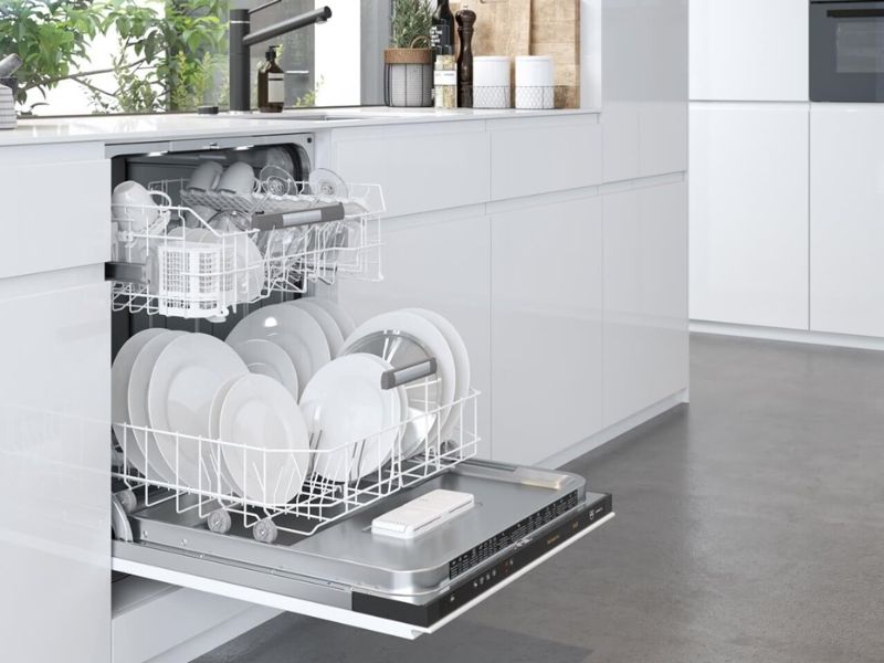 Máy rửa chén xử lý, làm sách dĩa chén dựa vào nước nóng cùng áp suất của nước