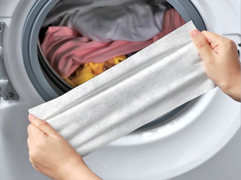 Nên sử dụng khăn giấy có độ dày, dai cao khi giặt cùng quần áo