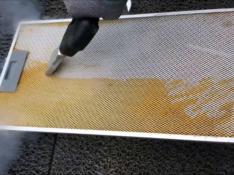 Nguyên nhân dẫn đến dầu mỡ dễ bám trên lưới lọc trong máy khử mùi