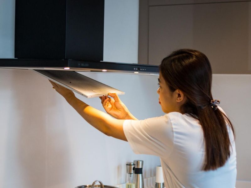 Vệ sinh lưới lọc bằng lò vi sóng