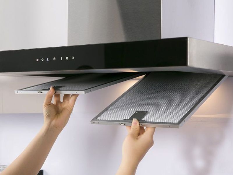 Vệ sạch lưới lọc bằng các chất tẩy rửa chuyên dụng