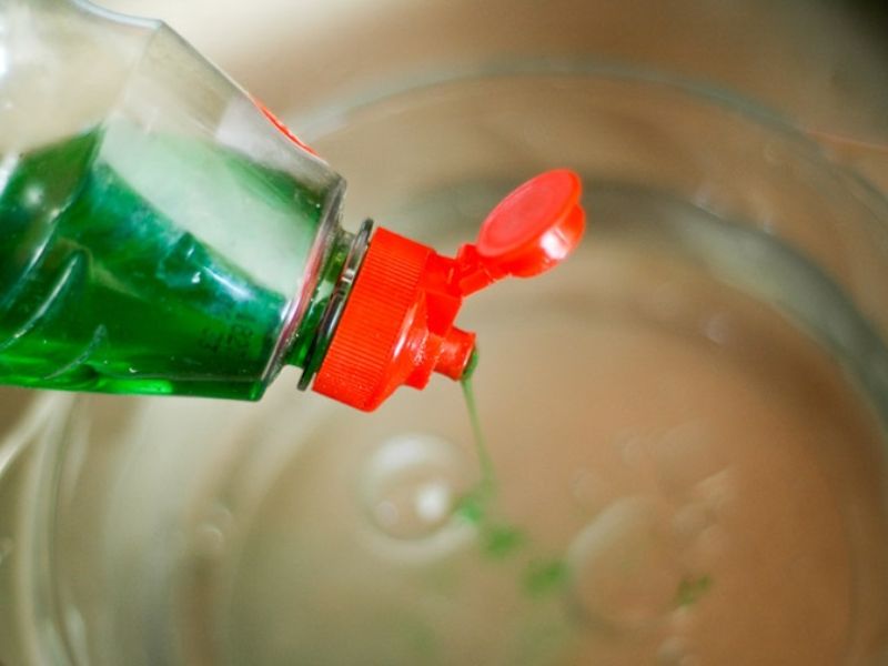 Dùng nước rửa chén riêng cho bé