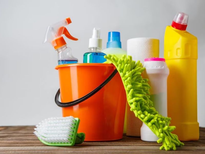 Sử dụng dụng cụ vệ sinh riêng cho bát đĩa của bé