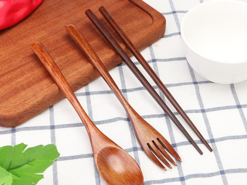 Nên thường xuyên thay muỗng đũa