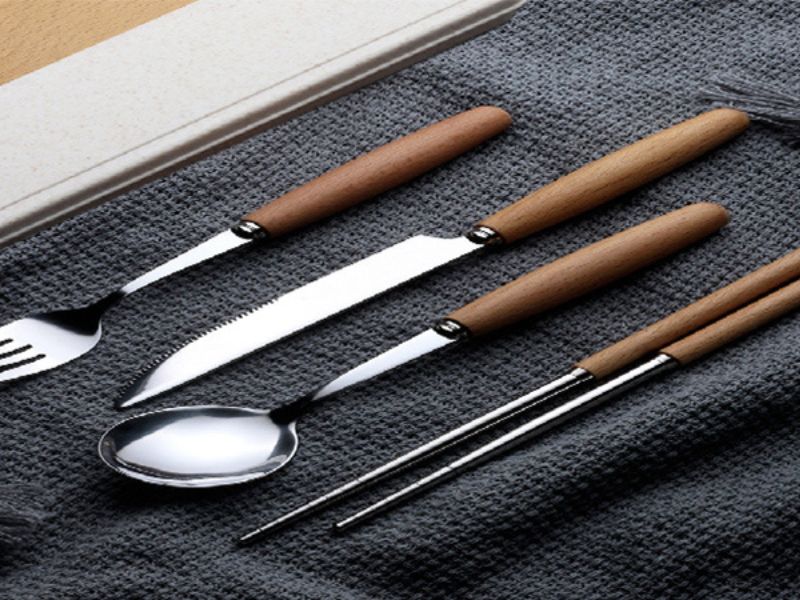 Vệ sinh khay đựng muỗng đũa rất quan trọng