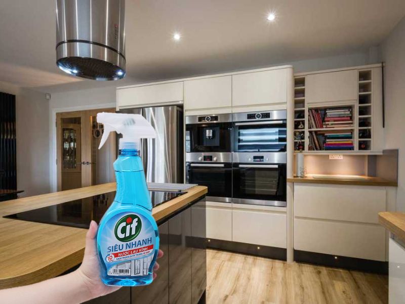 Vệ sinh kính sạch sẽ, tiết kiệm với dung dịch giấm ăn