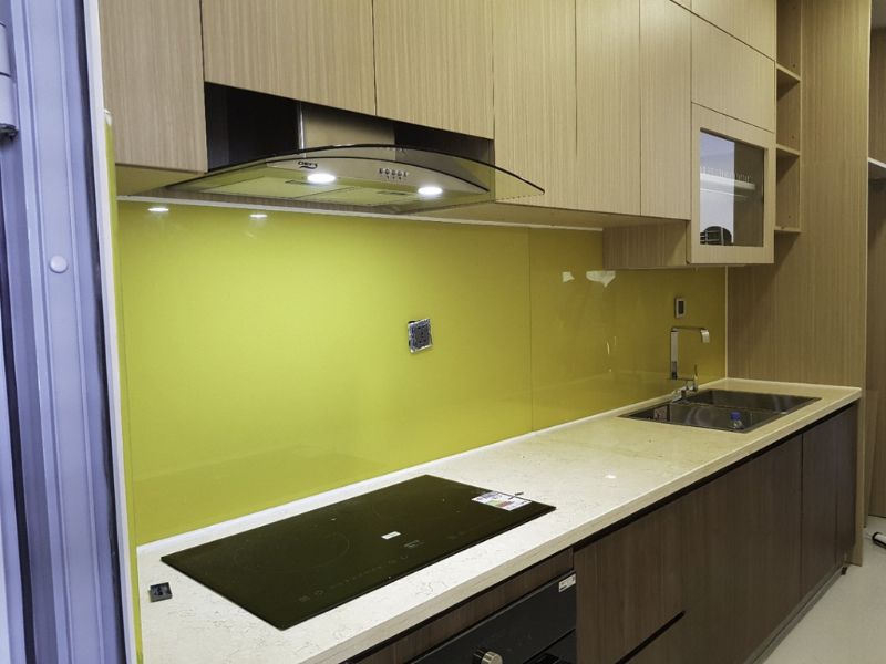 Kính ốp màu được sử dụng phổ biến trong không gian bếp