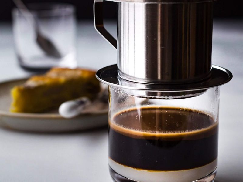 Dùng cà phê sữa