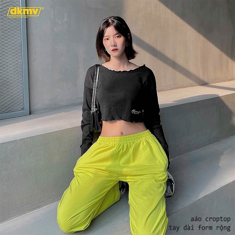aáo croptop tay dài form rộng màu đen dkmv