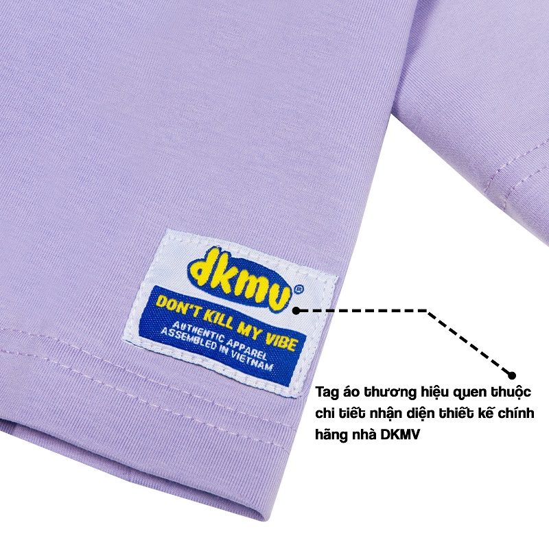 cận chi tiết logo áo croptop local brand dkmv violet streetwear