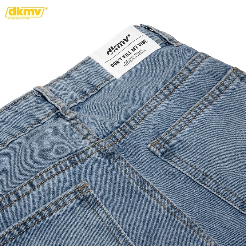 cận tag logo quần jean dài ống rộng dkmv streetwear