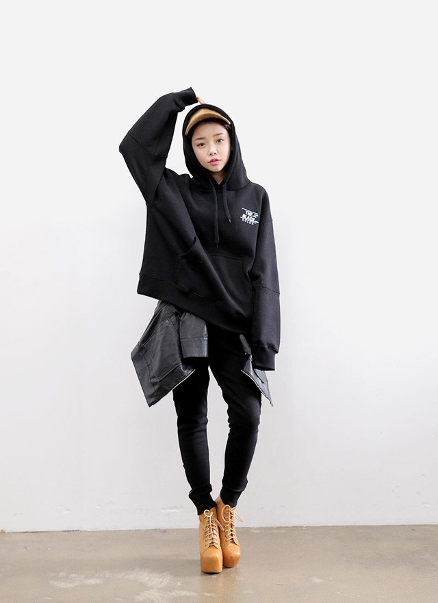 phong-cach-voi-ao-hoodie-va-ao-khoac-dam-chat-streetwear